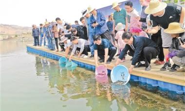 黄河干流防洪工程尖扎段举行增殖放流活动