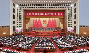 十四届全国人大一次会议举行第二次全体会议 习近平等在主席台就座