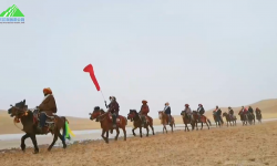 他们骑着马 高举党旗 行走在三江源国家公园……